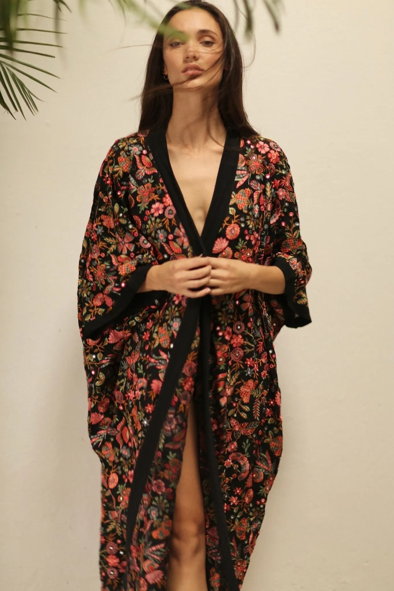 GAIA SILK FLOWER EBMROIDERD KIMONO