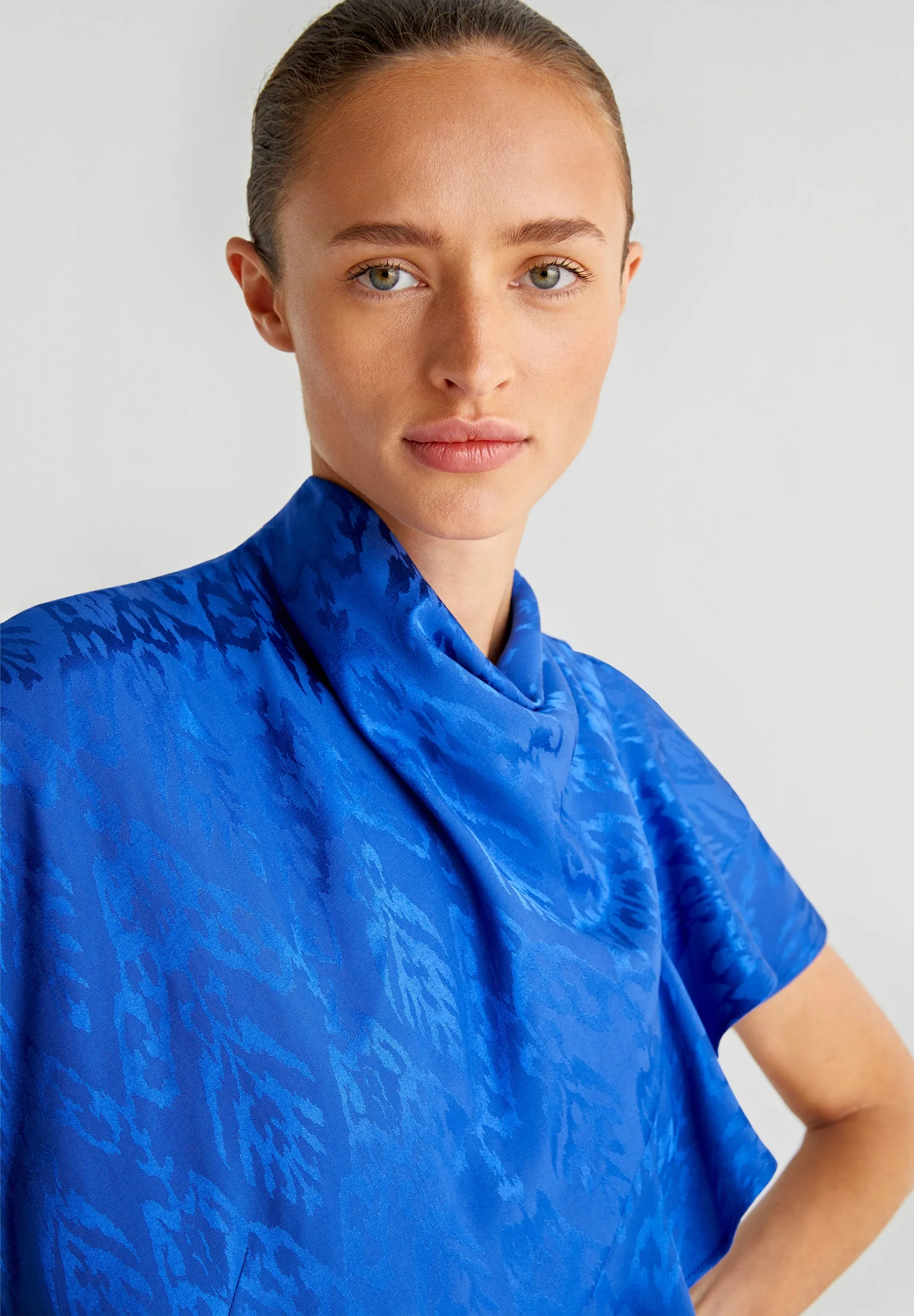 RUFFLED DRESS WITH KIMONO SLEEVES
