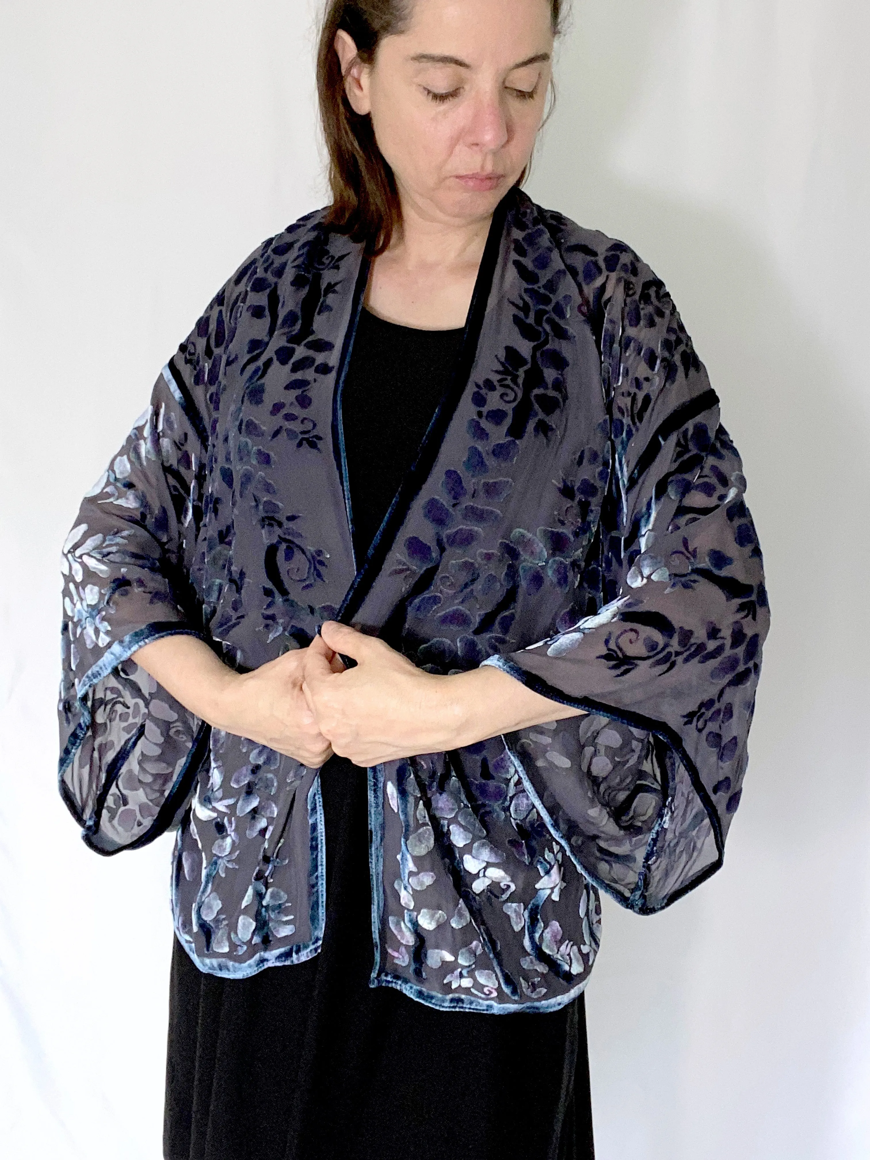 Willows Pattern Short Kimono Jacket in Black and gray